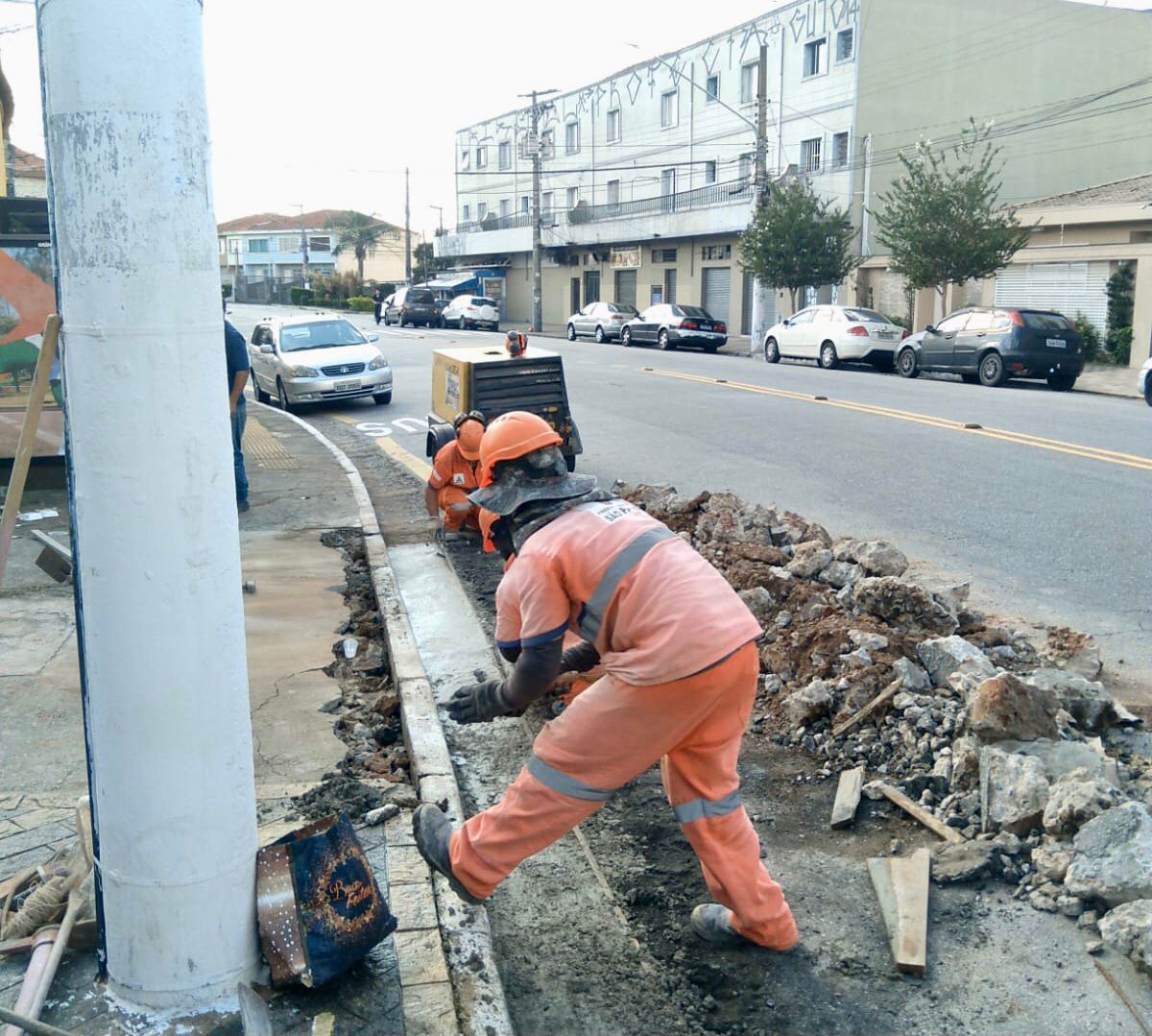 Imagem de equipe de conservação de logradouros realizando alinhamento de guias e sarjetas